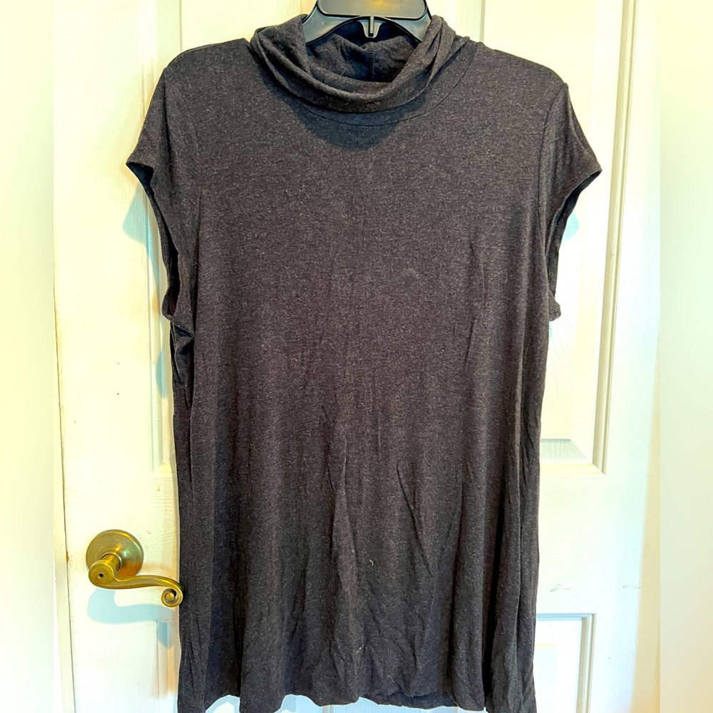 CAbi cap sleeve mock turtleneck tshirt. Smoke free home. Size L.